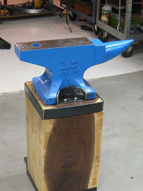 Anvil Stand Build: Securing the anvil to the stand. I use a trim rout, Wood working